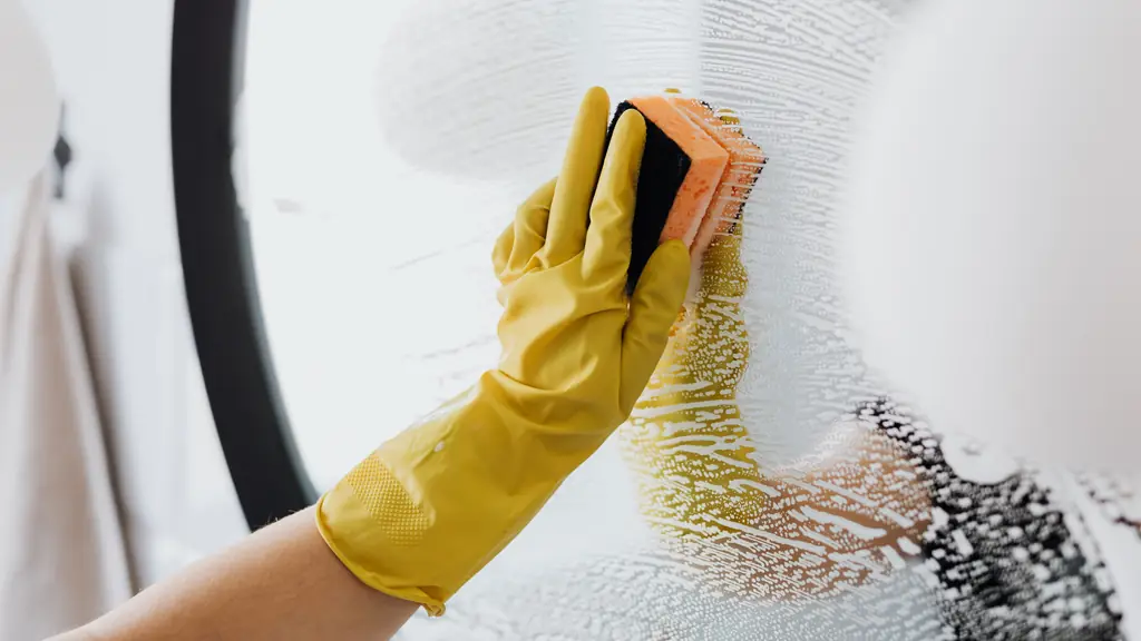 Fenster wird mit Handschuh streifenfrei gereinigt