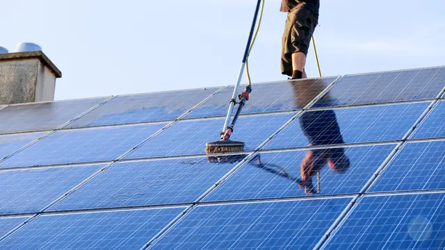 Reinigung einer Photovoltaikanlage auf dem Dach
