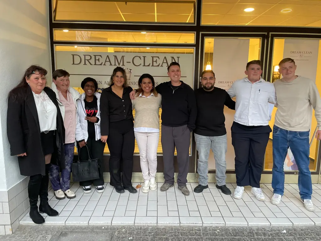 Das echte Dream Clean Team vor dem Büro in Stuttgart
